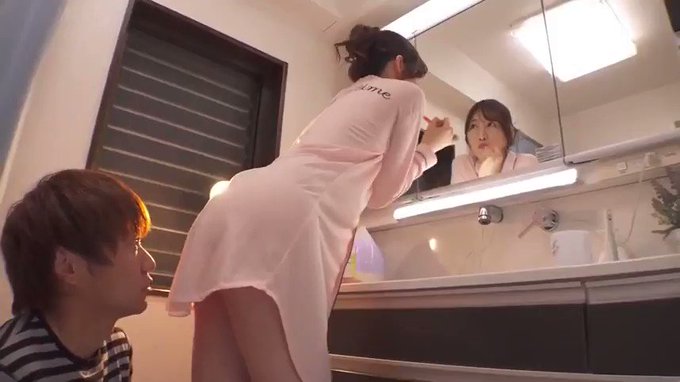 家の鍵を失くしてしまい困っていた…
そんな時いつも優しくしてくれる隣りの綺麗なお姉さんが部屋に入れてくれた( *´艸｀)
こんなに近くで魅力たっぷりのお尻を眺めていたら(&gt;_&lt;)ｶﾞﾏﾝﾃﾞｷﾏｾﾝ!! https://t.co/XhYv0Rms2g