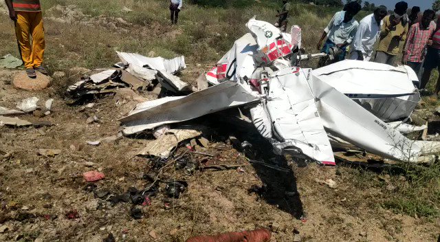 A trainee woman pilot dies in a private aviation academy trainee aircraft crash at Pedavoora mandal of Nalgonda district. Aircraft took off from aviation academy in Macharla, Guntur district of Andhra Pradesh #Helicopter #chopper #crash #AndhraPradesh #Telangana https://t.co/owjlrNWXqI