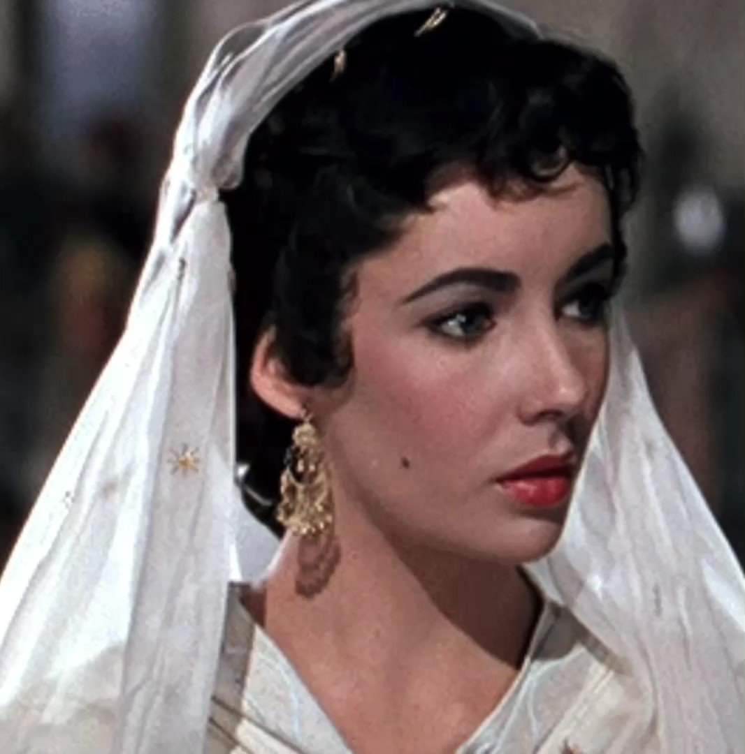 Happy birthday, elizabeth taylor !! 
