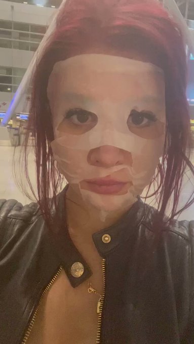 When you unexpectedly have to spend the night at an airport but you’re still dedicated to your beauty