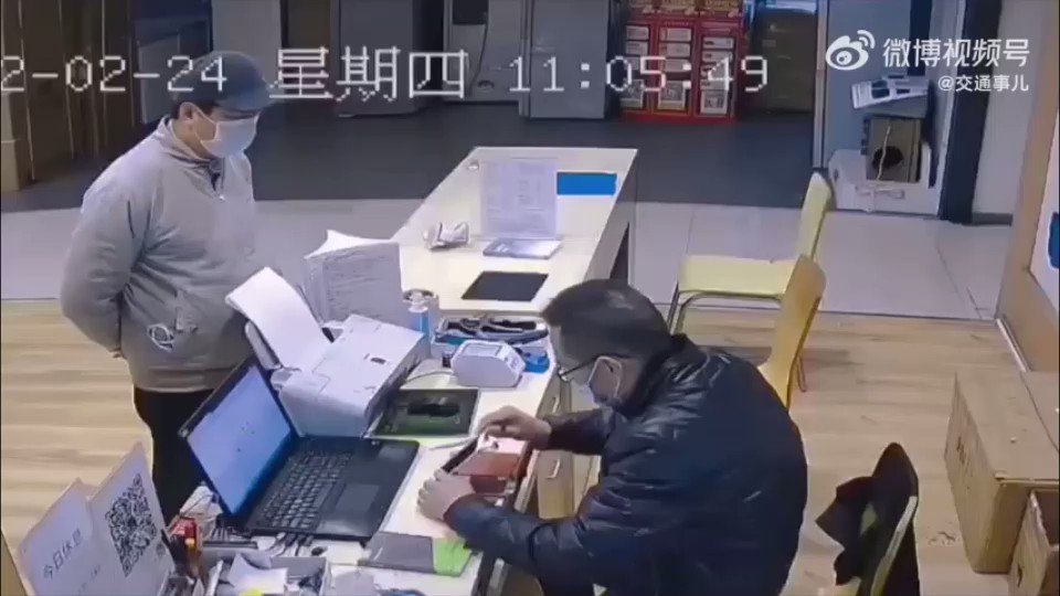携帯修理屋がバッテリー交換中にバッテリーから煙が！？その時の対応が雑www