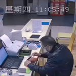 携帯修理屋がバッテリー交換中にバッテリーから煙が!？その時の対応が雑!