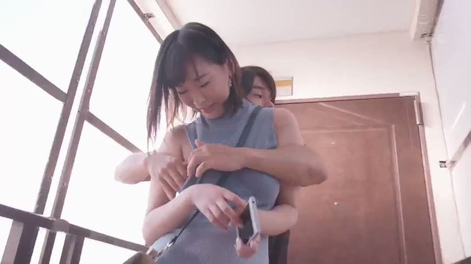 巨乳お姉さんがノーブラノーパンで着るニットワンピ♪ https://t.co/3g6wUVfMsn