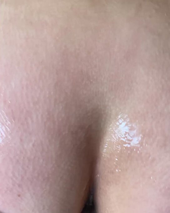 La doccia del #lunedi mattina!Giusto per mostrarvi le nuove unghie! Non perdetevi a guardare altro mi<a href="/tag/lunedi"class="tags">#lunedi</a><a href="/tag/wife"class="tags"><span>#wife</span></a>