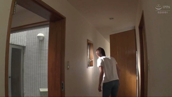 家の中を歩いていると、部屋でオ〇ニーにふける姉に遭遇！

ある時は前戯もなしにいきなり挿入。
またある時は彼女が寝ている横でセッ〇スを要求。

誘惑は日増しにエスカレートしていき・・・ https://t.co/PHXvnweksg