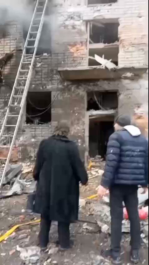 разрушенный харьков центр города. площадь свободы харьков 2022. харьков прилетело. видео прилетевшего снаряда в харькове. харьков прилетело.