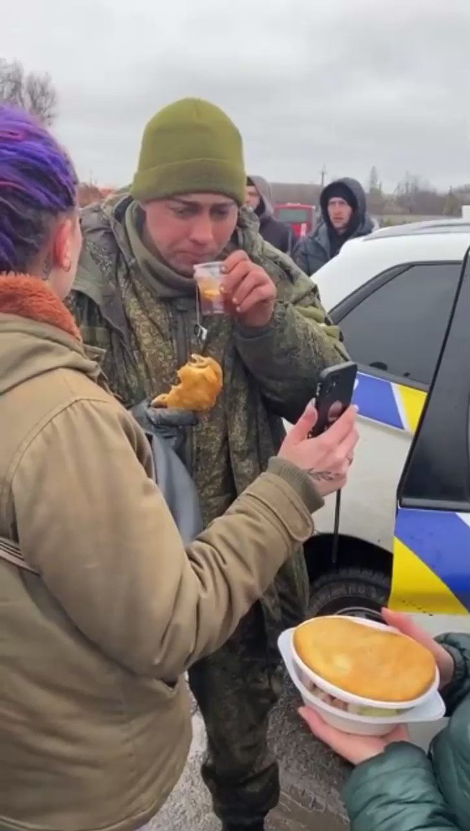感動‼降伏したロシア兵に温かい食べのもを渡すウクライナの市民たち