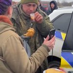 感動‼降伏したロシア兵に温かい食べのもを渡すウクライナの市民たち