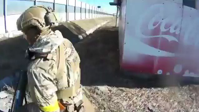乌克兰女兵尸体奸露出    
