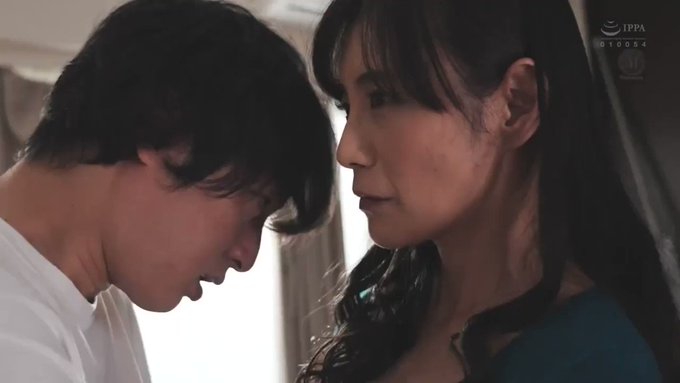 息子が学生の時に再婚した私。しかし再婚相手は何かと息子に対して強く当たり、引きこもりとなってしまいました。更に再婚相手に叱責され居場所を無くした息子。隣町の安アパートで陰惨な生活を送るようになった…。戻るように説得する私でしたが「全て母さんのせいだ」と言い私の身体を組み敷いて…。 https://t.co/fhHXodwY93