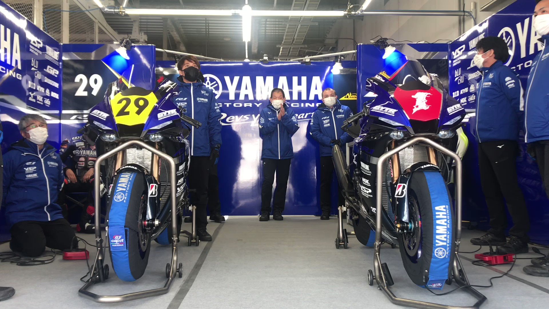 ヤマハ発動機レース情報 鈴鹿サーキット60周年ファン感謝デー 鈴鹿8耐 に続いて行われたのall Star Lapsには ファクトリー チームの中須賀選手と岡本選手が参加 多くのモータースポーツファンの前で 22年型 Yzfr1 の初走行を披露 Yamaha ヤマハ