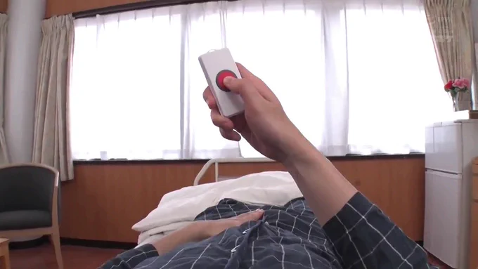 明里つむぎ 抜きたくなったらナースコールで すぐに抜きに来てくれます！ すごい美女が毎回くるから いつでも押しちゃいますw お口に出したり、 お顔に出したり最高な入院生活です…。