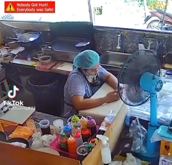 何の型だろう？？突然襲ってきた扇風機に対して謎のポーズで対抗する女性