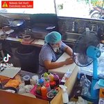 何の型だろう？？突然襲ってきた扇風機に対して謎のポーズで対抗する女性