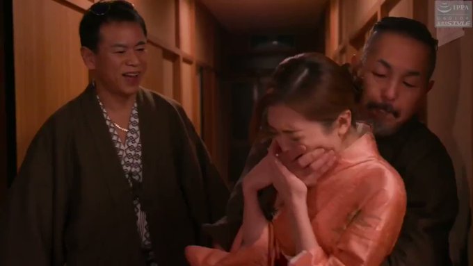 小さな旅館を経営するある夫婦の実話。ガラの悪い男たちが客としてやって来た。コンパニオンを呼んでこいと脅され、女将である妻が仕方なく男たちに接客をすることになった。だが、その対応が取り返しのつかない悲劇を生んでしまうことに・・。 https://t.co/xPg6pIBfck