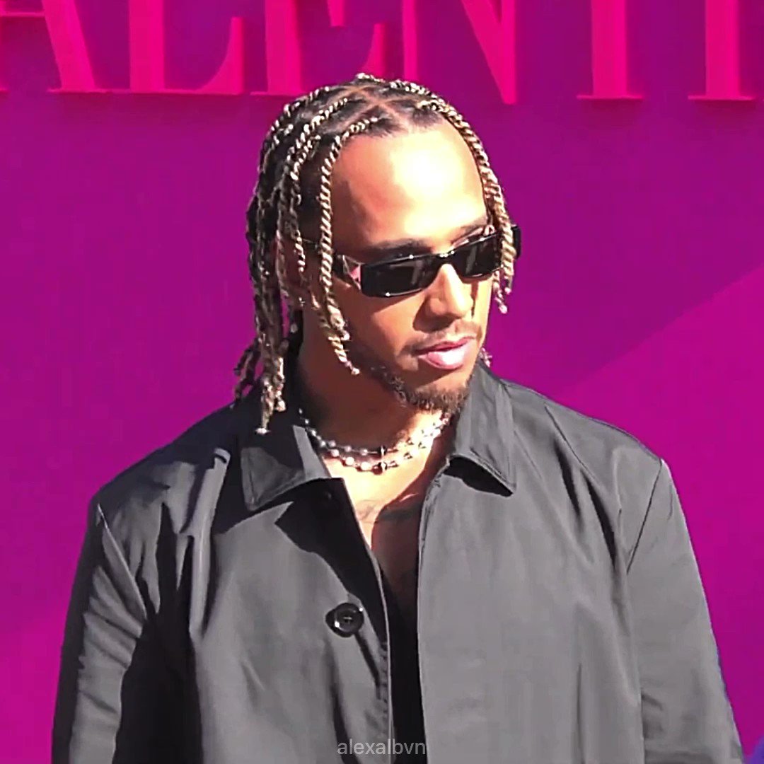 RT @alexalbvn: lewis hamilton at the valentino show https://t.co/wTra3275nE