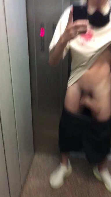 Aquela balan&ccedil;ada b&aacute;sica no elevador  hehe 😈🤤🍆🔞 https://t.co/DYxDhnW0ha