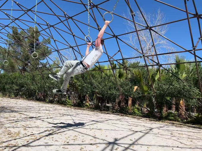 Bam! Get it Andrew! @AndrewMPDarling Flyinggggg #kinkranch #BehindTheScenes https://t.co/jGobbcJMk9