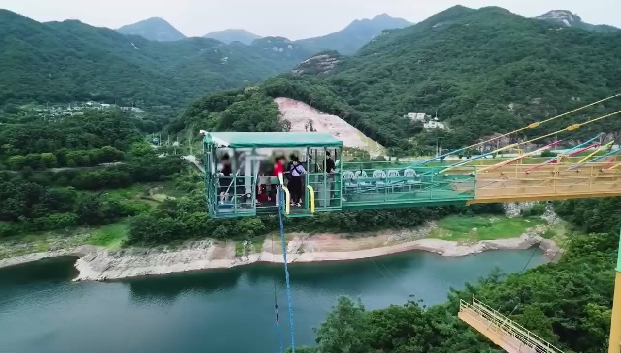 2J’s profile on Twitter "jay was about to do the bungee jumping then