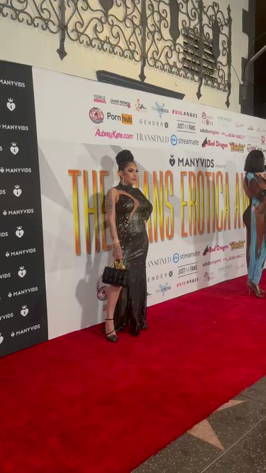 Last night at the @TGEroticaAwards ? https://t.co/J4mCLIoO77