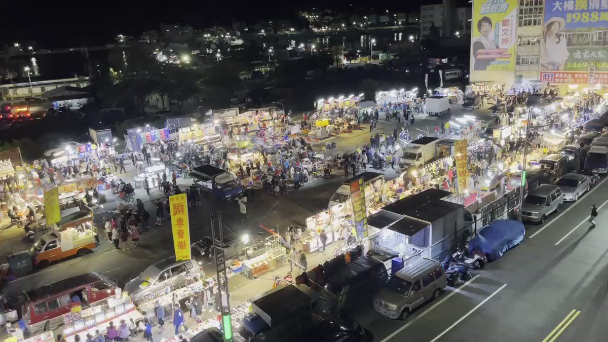 活気がみなぎる夜市（ナイトマーケット）。地方都市の夜市には独特な雰囲気がありますね。