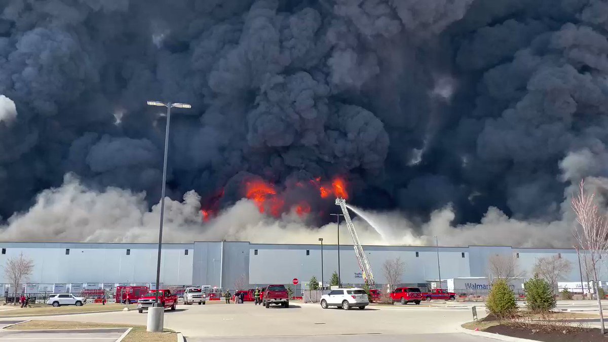 RT @BNONews: Massive fire engulfs Walmart distribution center near Indianapolis; no word on injuries  https://t.co/yz2Ass1vUI