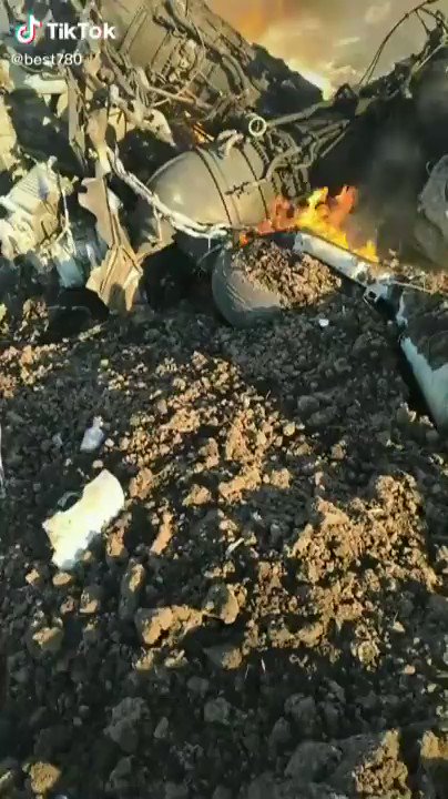 Helicopter crash. Appeared to be hit or suffering a major mechanical issue. Can’t confirm the model, but can say it was carrying 2 #RussianArmy personnel. Knowing history of Russia’s lack of asset upkeep, mech. problems is possible #Ukraine #ukrainewar https://t.co/jK7ikiiJNa