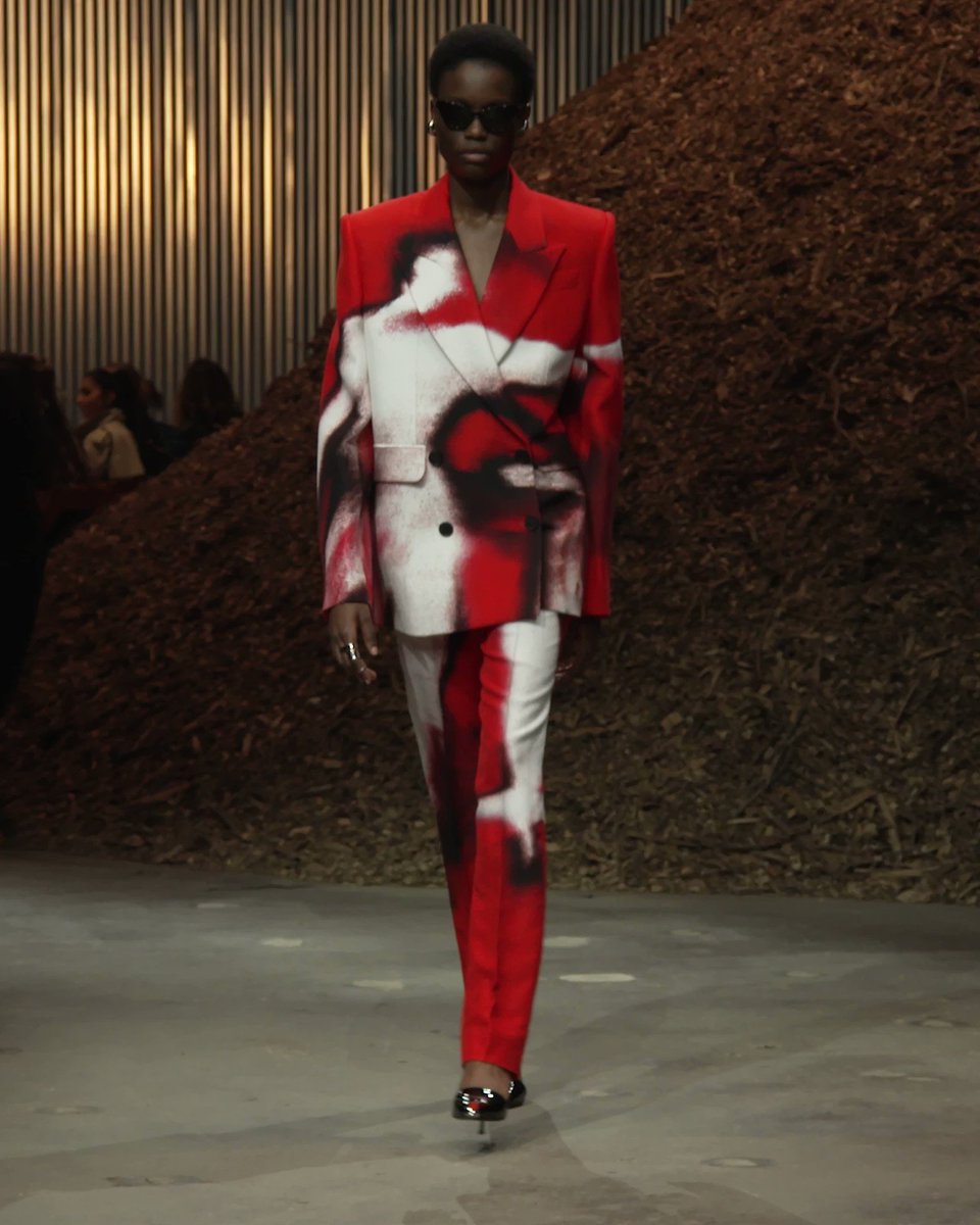 At the #McQueenAW22 show, Beyonce wears a double-breasted tailored jacket in bright red cady suiting with an ivory and black engineered mushroom spore print. 

See the full show: https://t.co/pDNw5U19py https://t.co/yHPoKikDny.