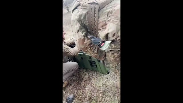 RT @RALee85: Ukrainian soldiers using a UAV to adjust artillery fire. 
https://t.co/zH9aZqNL5t https://t.co/ljBxvHOfrv