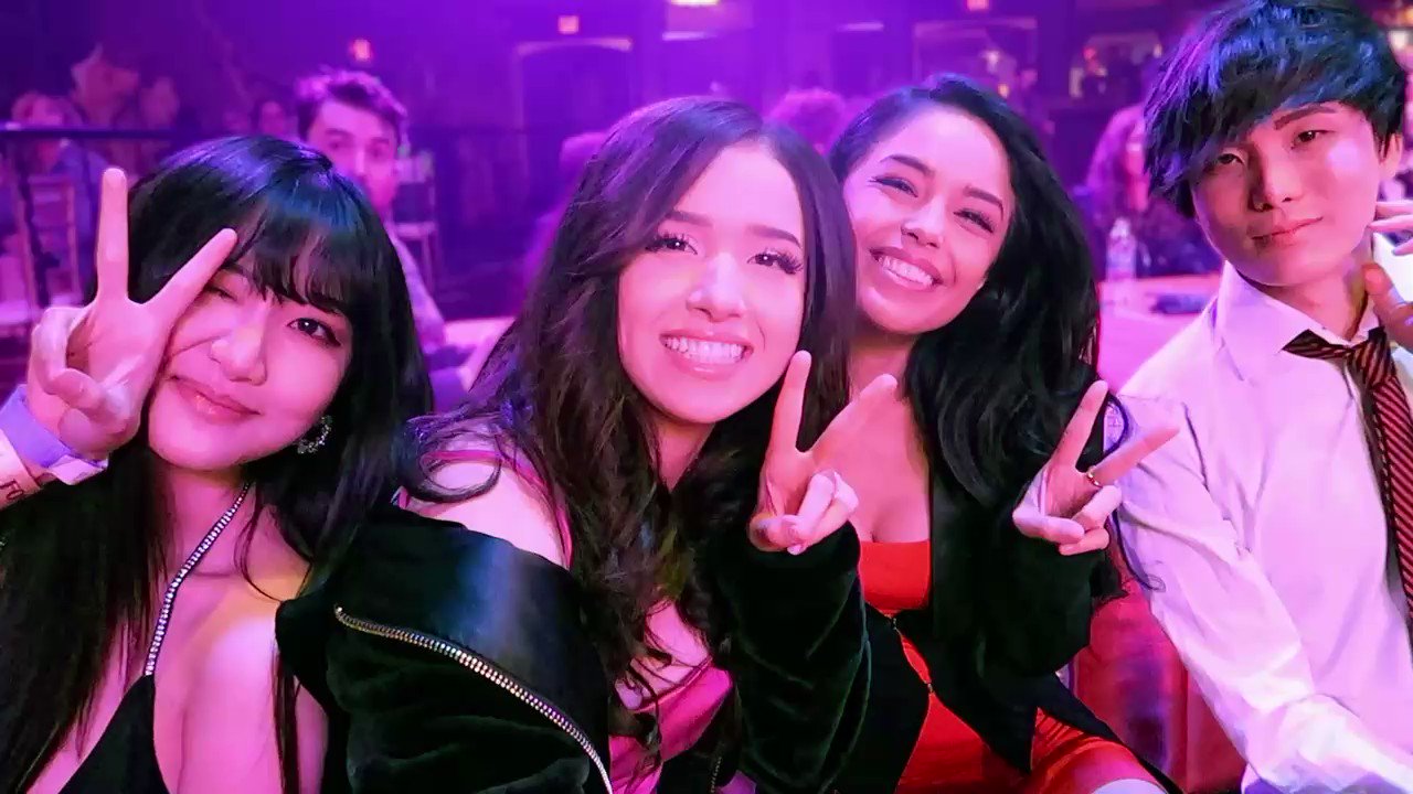 Pokimane Gets a CRAZY Pop at the Streamer Awards and Breaks a Little Dance On Stage!