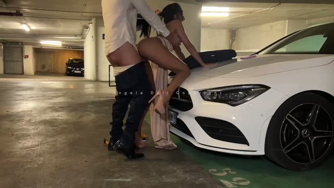 ? Nouvelle vidéo Cadeau ?

Je me fait démonter par une mec dans un parking sous terrain en tenue de gala