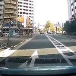 強引な右折にガチギレ？相手を追いかけるお坊さん!