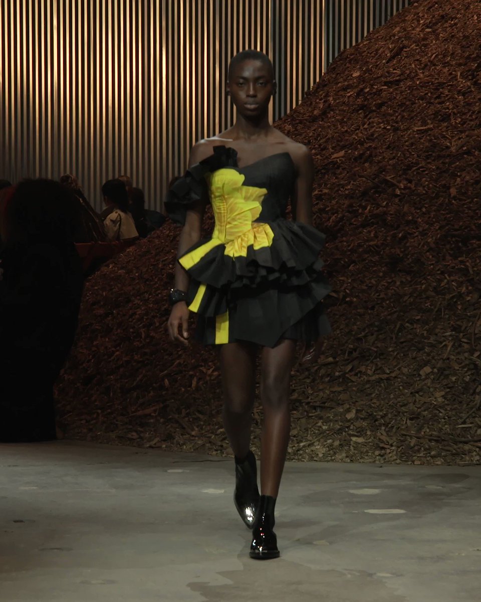 At the #McQueenAW22 show, Halimotu wears a black beetled deconstructed dress with a bright yellow engineered mushroom print.

See the full show: https://t.co/pDNw5U19py https://t.co/PEJJDzWZLH.