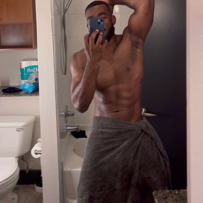 🚿 Fresh out the shower but make it slo-mo 😏 #happyhumpday #humpday https://t.co/HjVzyehO1Z