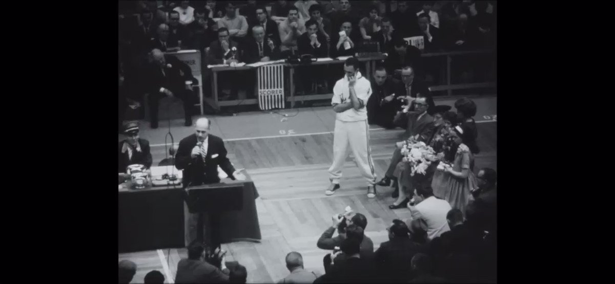 Red Auerbach speaks at Bob Cousy’s retirement ceremony before his last regular season game in Boston. 

March of 1963. https://t.co/6AVIU1yG2J