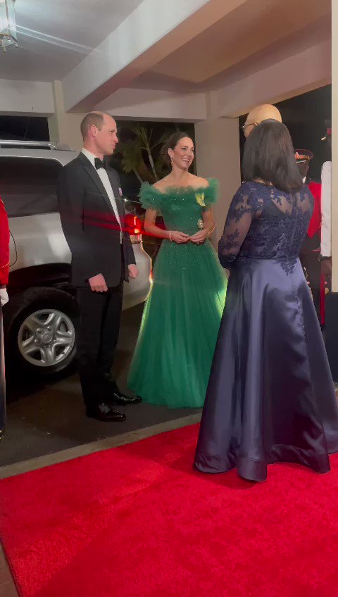 RT @KateMansey: Kate in a green Jenny Packham gown for tonight’s state dinner in Jamaica #RoyalTourCaribbean #Royal https://t.co/wh4GFZr1Fo