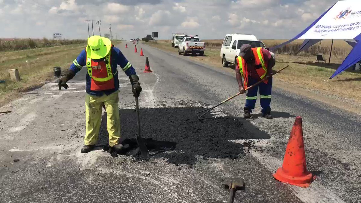 Work is underway on the R54. To keep our existing and future highways in optimum condition requires a consistent and regular programme of road maintenance. #SmartMobilityWeekends https://t.co/RuclWSSomL