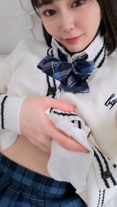 ライブチャットで陥没乳首を披露してしまう制服美少女 https://t.co/Fpq2rRz1Md