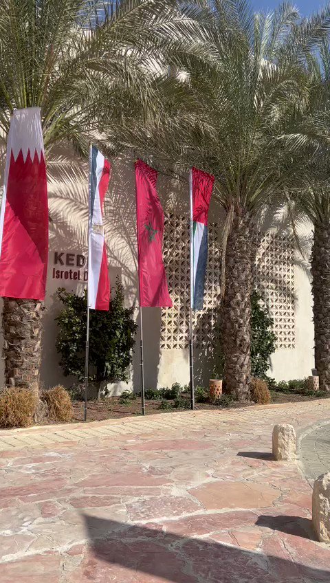 لا لكلمة مستحيل! هذا المشهد باعلام عربية بجانب علم إسرائيل و! واجهة فندق كِدما في سديه