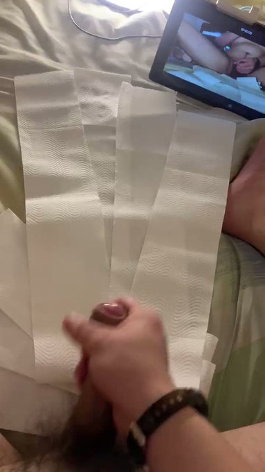 我应该多铺一点纸的&hellip;&hellip;凌晨2点擦床单换床单&hellip;&hellip;射完了完全不想动好嘛&hellip;&hellip; https://t.co/PZ9pkpccf8