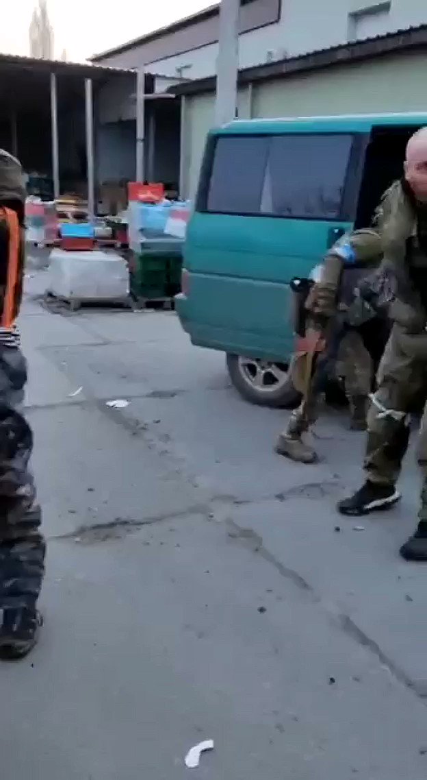 Re: [新聞] 烏軍疑「開槍射膝」虐俄戰俘！殘忍影片曝