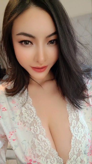 我的新睡衣🥰  粉紅花花 春天的气息哦😊 你喜欢我穿给你看吗？
#tutuporn  #elisetutu #adult #Porn 
#Elise谭晓彤 #asiangirl #onlyfans #PornModel