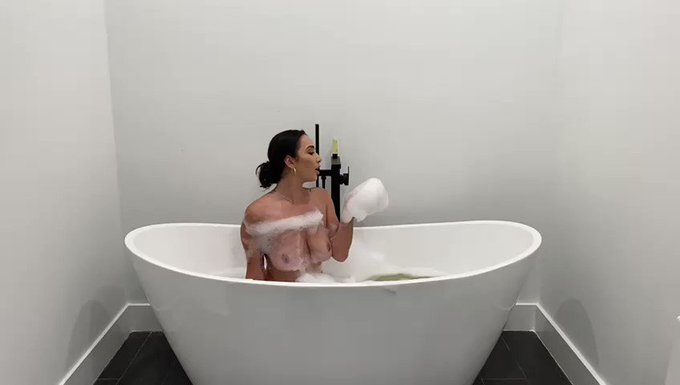 I invite you into my sensual bathroom dildo riding foot rubbing masturbation session ✨ https://t.co/