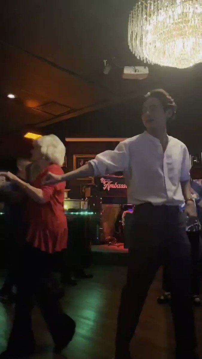 RT @taeteland: OH MY GOD OMG KIM TAEHYUNG DANCING LOOK AT HIM https://t.co/ZBrapC3RYz