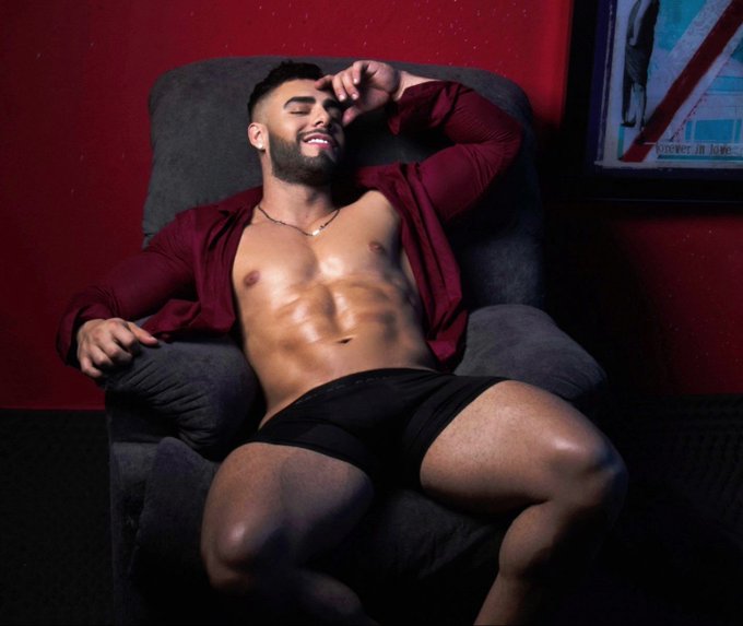 "I am a big fan of oral sex, rimming and 69!" Check out the irresistible Connor Heat on JockMenLive!