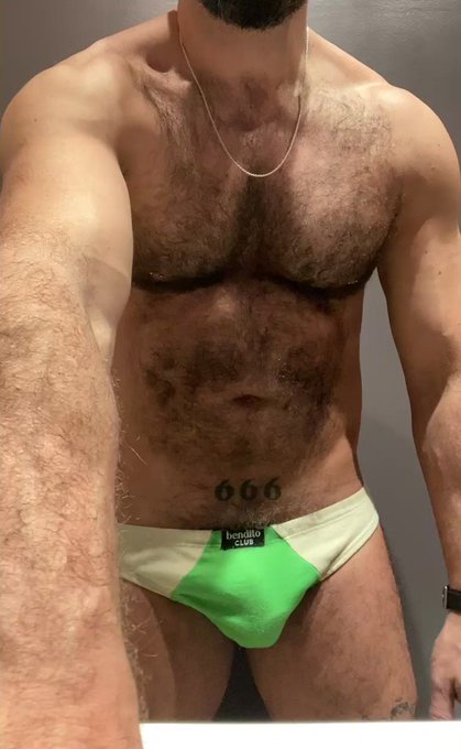 VIERNES ???? no pude evitar tocarme en el curro ?? https://t.co/ezQyrLlfXn