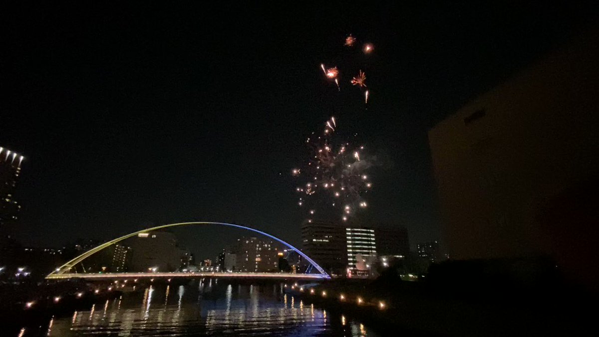 しながわ運河まつり 初日の夜にはサプライズの花火が水辺の夜空を彩りました 4 10 日 は11 00 15 00まで 花火はありません しながわ運河まつり 運河まつり 花火22 品川区 品川区 品川区民ニュース しながわ運河まつり 初日の夜にはサプライズの花火が水辺の夜空を彩りました 4 10 日 は11 00 15 00まで 花火はありません しながわ運河まつり 運河まつり 花火22 品川区 品川区 品川区民ニュース