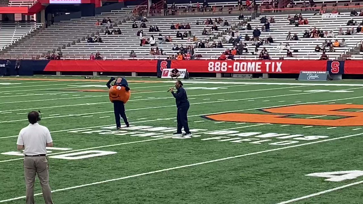 Syracuse Women’s Basketball Head Coach @CuseCoachJack at the @CuseWLAX game this afternoon. Great message! https://t.co/0pQTW5vglv