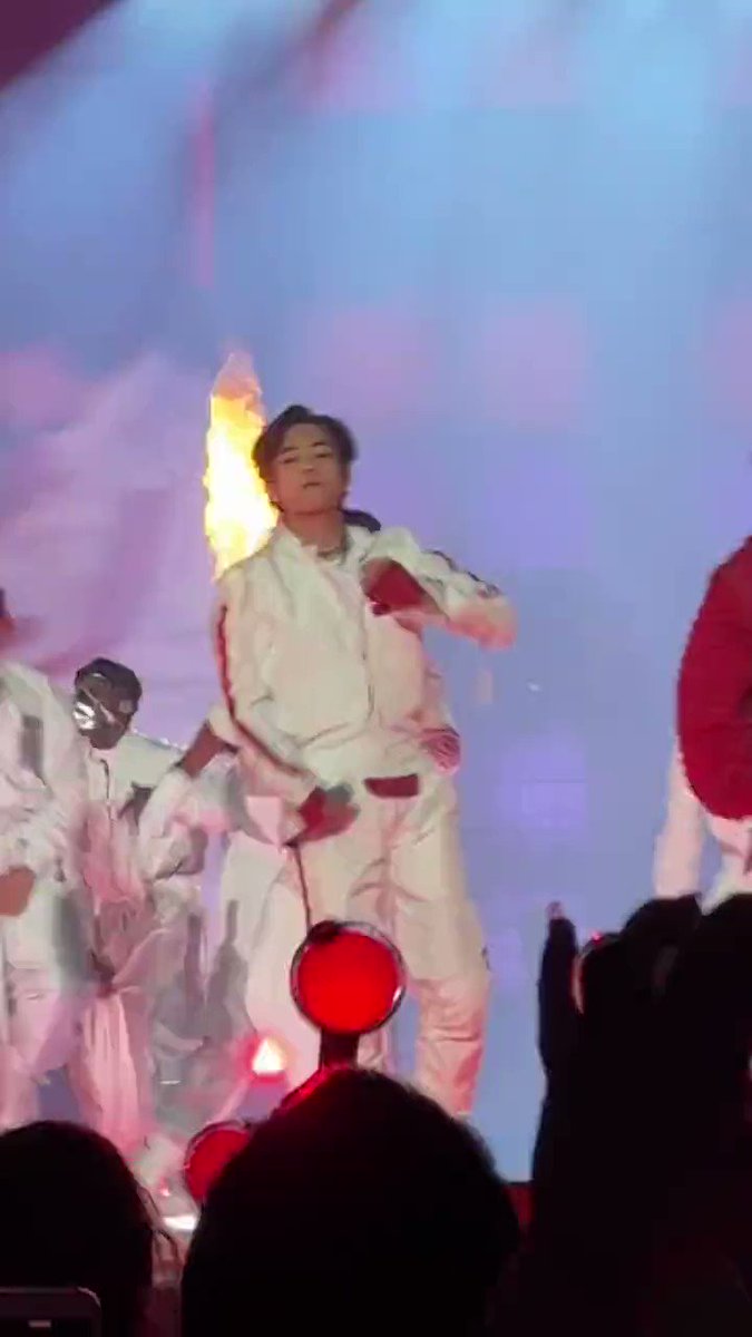 RT @thetaeprint: Taehyung’s always going all out during fire https://t.co/6TPfh2wUo9