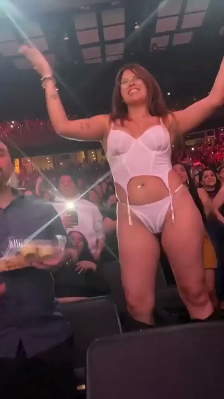 Oficialmente _Fuego Social RD-Noti on X: Fans de Ricardo Arjona se desnuda  en concierto. t.cofER3fWGlrH  X